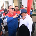 Pertamina Salurkan 200 Paket Seragam Sekolah untuk Anak Prasejahtera di Banyuwangi