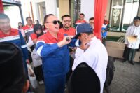 Pertamina Salurkan 200 Paket Seragam Sekolah untuk Anak Prasejahtera di Banyuwangi