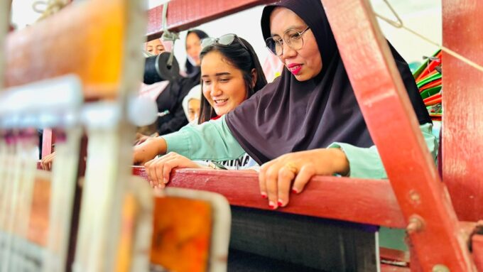 PHR Bangkitkan Tenun Srikandi Serumpun, Pengrajin Rumbai Kembali Berkarya Usai Pandemi dan Banjir