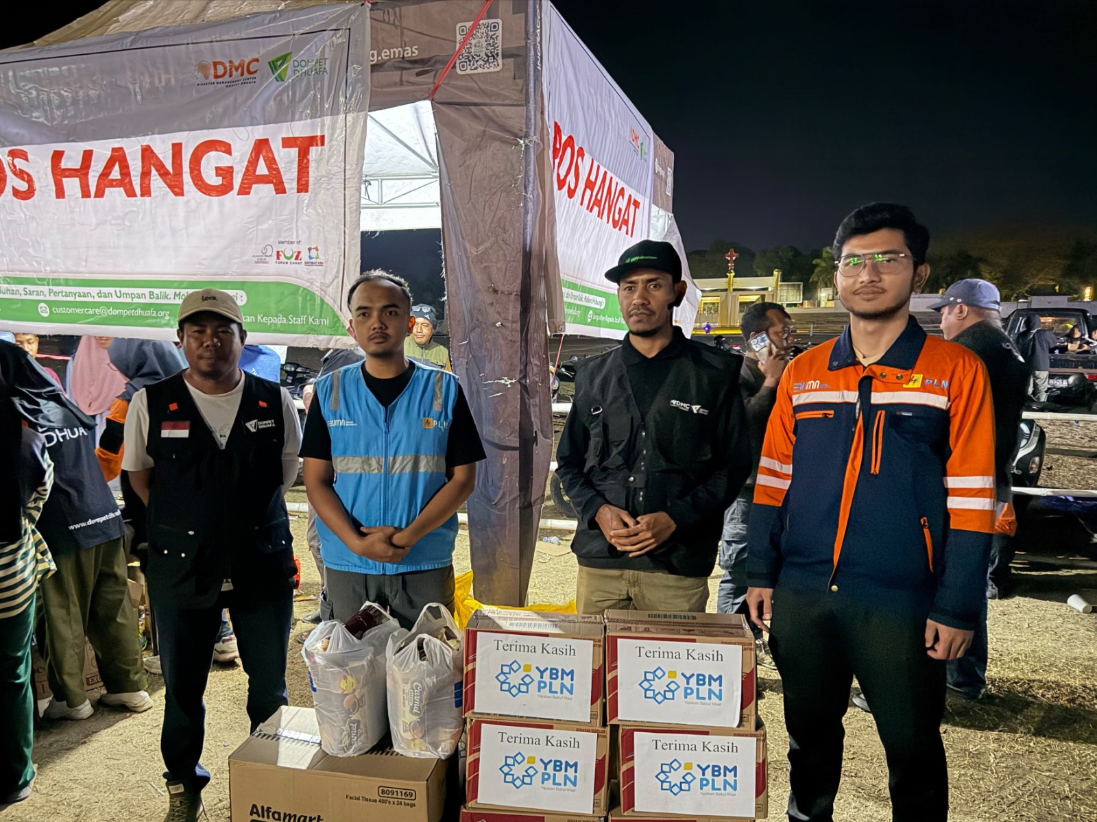 Pascagempa Flores, PLN Salurkan Bantuan Tanggap Darurat dan Pasang Penerangan di Posko Pengungsian