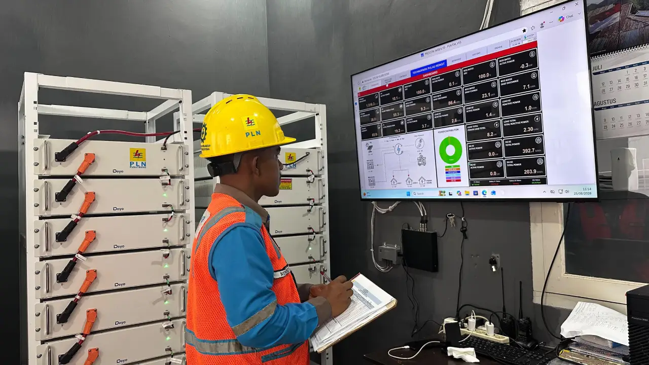 PLTS PLN Bikin Pulau Rengit Terang 24 Jam, Biaya Listrik Anjlok