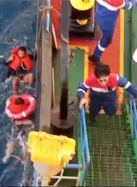 Dramatis! Kapal Pertamina Evakuasi 16 Korban KMP Virgo Transport 08 di Laut Jawa