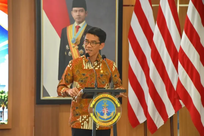 Penandatanganan kerja sama Pertamina NRE, Kodaeral III, dan Lumitech untuk studi pengembangan PLTS di pangkalan TNI AL.