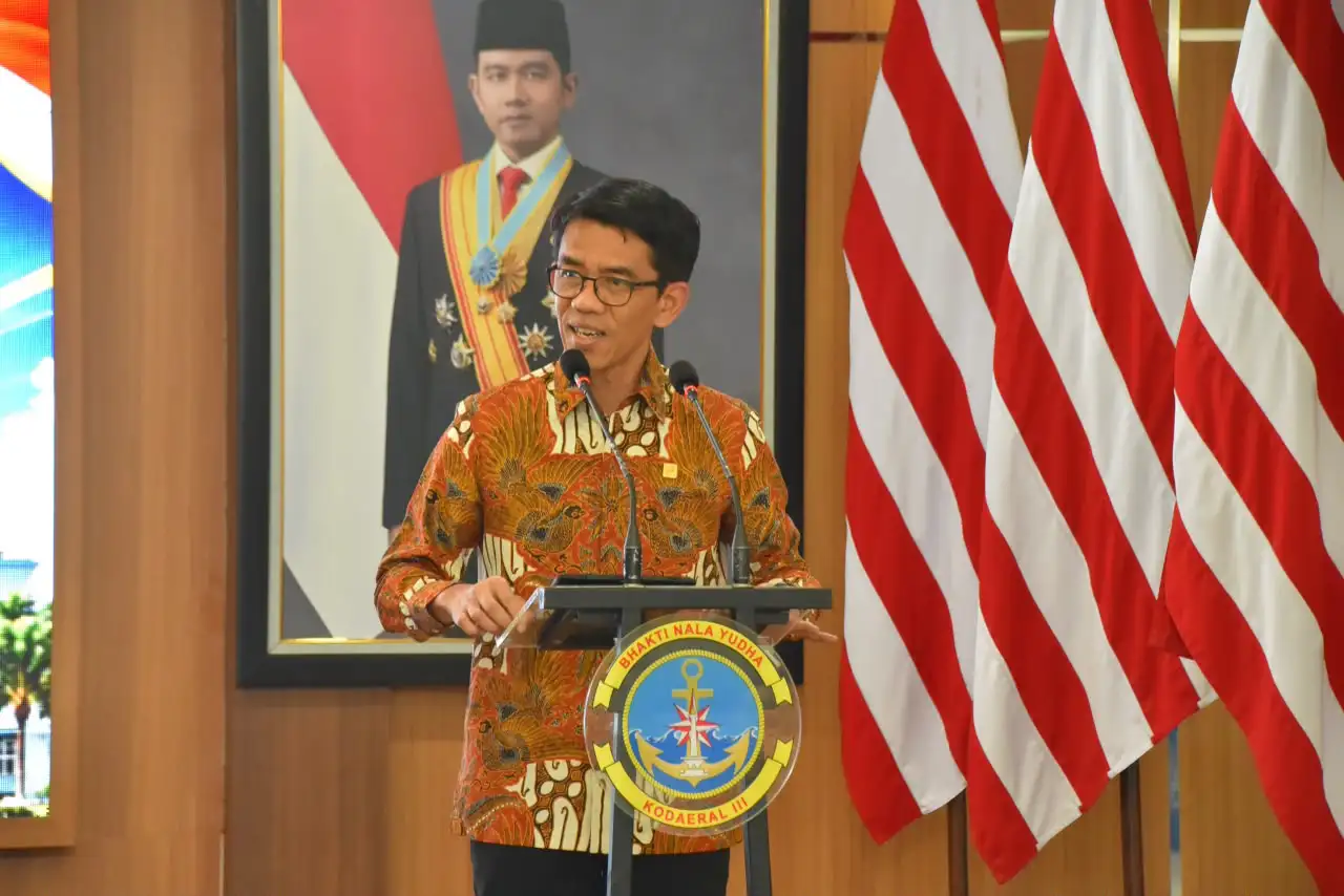 Penandatanganan kerja sama Pertamina NRE, Kodaeral III, dan Lumitech untuk studi pengembangan PLTS di pangkalan TNI AL.