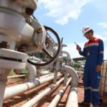 Petugas pengamanan melakukan pemeriksaan jalur pipa minyak Pertamina.