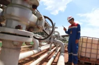 Petugas pengamanan melakukan pemeriksaan jalur pipa minyak Pertamina.