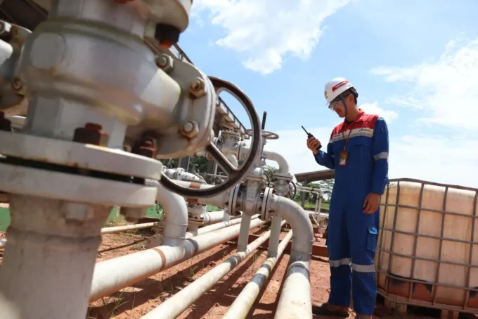 Petugas pengamanan melakukan pemeriksaan jalur pipa minyak Pertamina.