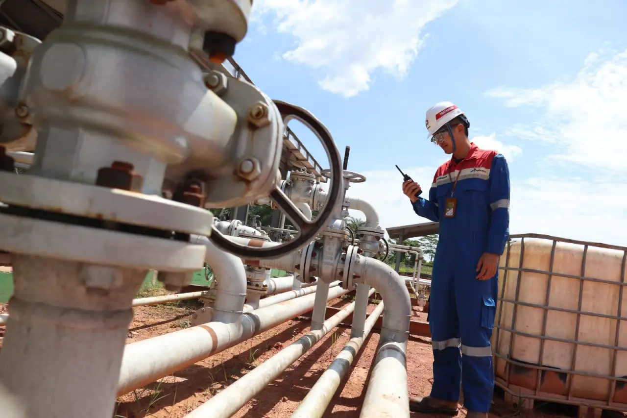 Petugas pengamanan melakukan pemeriksaan jalur pipa minyak Pertamina.