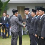 Prosesi penyerahan tanda kehormatan Satyalancana kepada penerima penghargaan.