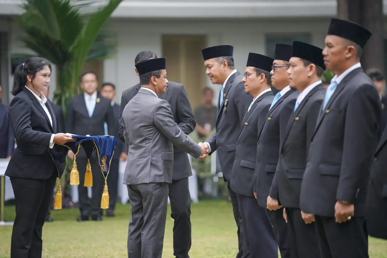 Prosesi penyerahan tanda kehormatan Satyalancana kepada penerima penghargaan.