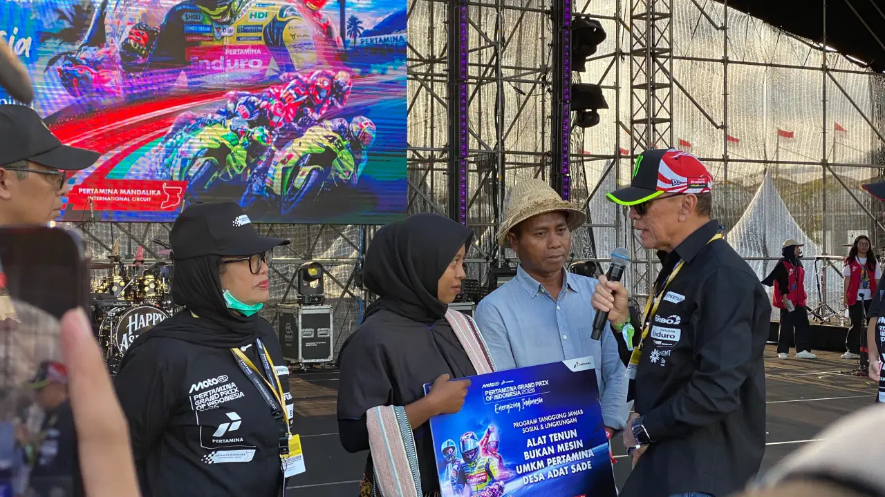 Kebakaran Sade Bikin Perajin Kehilangan Mata Pencaharian, Pertamina Turun Bawa 45 Alat Tenun