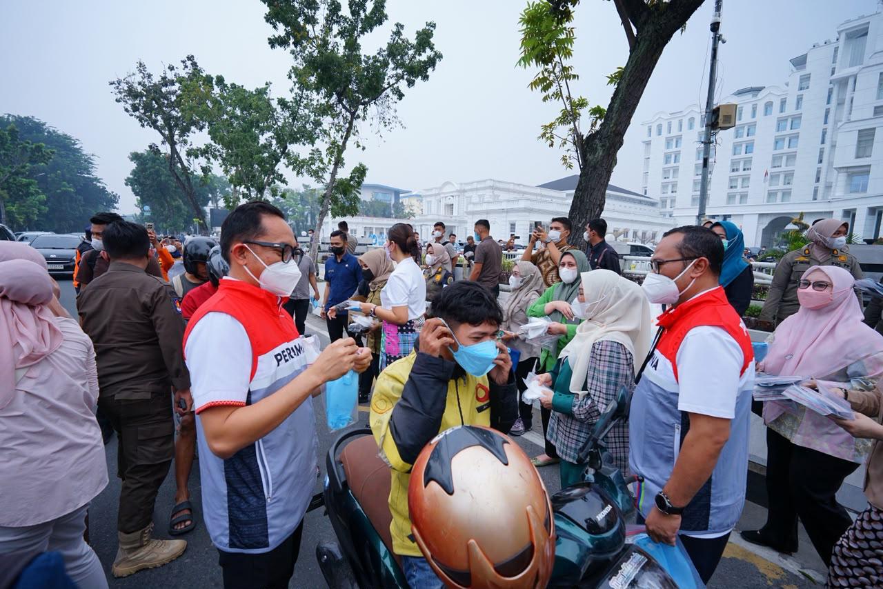 Kabut Asap Selimuti Medan, Pertamina Turun Bagikan 2.200 Masker ke Warga