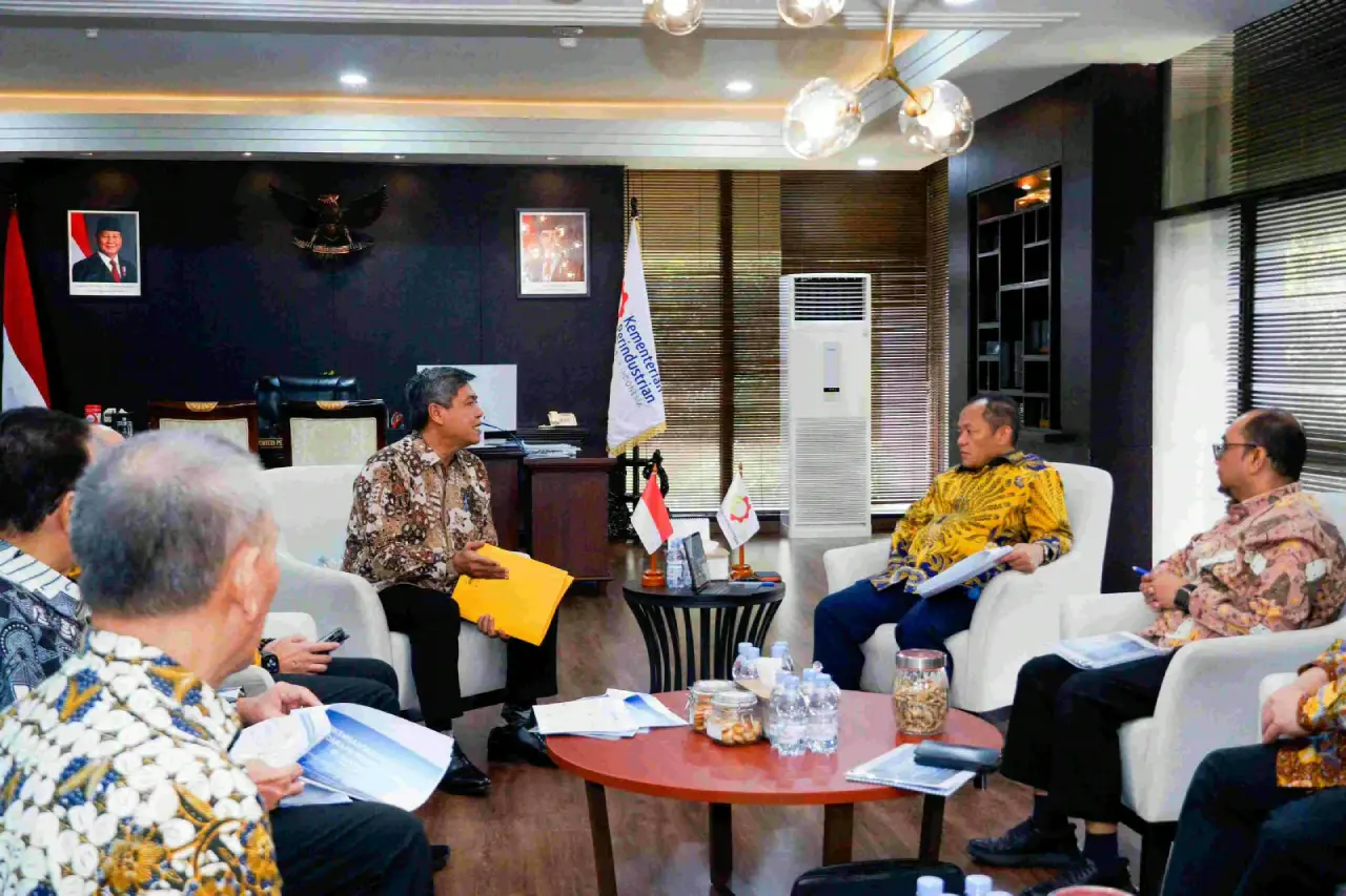 - Menperin Muhammad Sarmuji mengusulkan insentif kendaraan hybrid, PHEV, dan REEV.