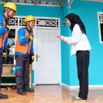 Petugas PLN melakukan pemeriksaan meteran listrik pelanggan