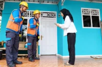 Petugas PLN melakukan pemeriksaan meteran listrik pelanggan
