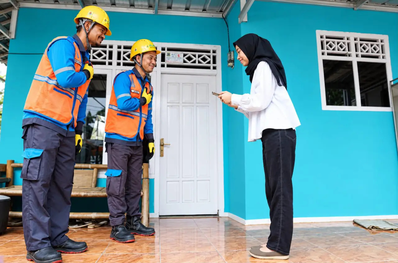 Petugas PLN melakukan pemeriksaan meteran listrik pelanggan