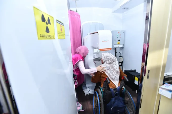 Mobil mamografi Pertamina untuk layanan pemeriksaan kanker payudara gratis melalui program PinkCheck.